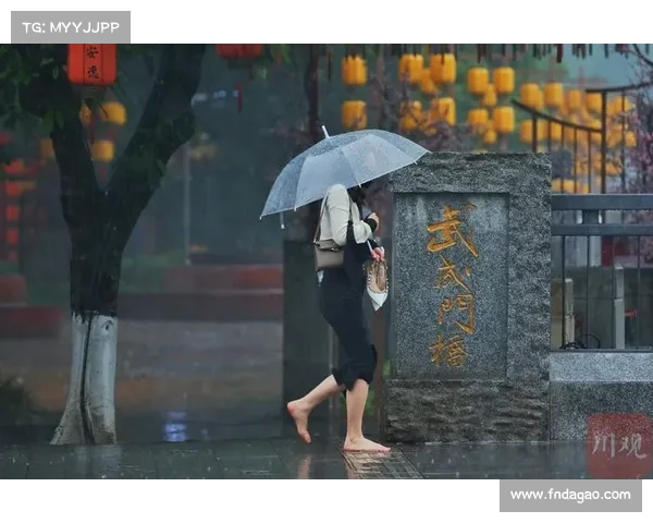 暴雨中赤脚守护比赛用球 龙仁市球童感动全场赢得掌声